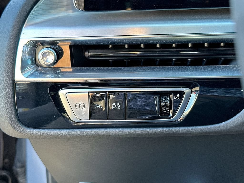 2024 Cadillac LYRIQ Luxury 2