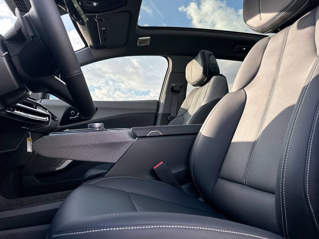 2027 Cadillac OPTIQ Luxury - Photo 16