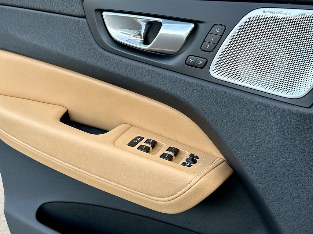 2023 Volvo XC60 Recharge Plug-In Hyb Ultimate Dark Theme
