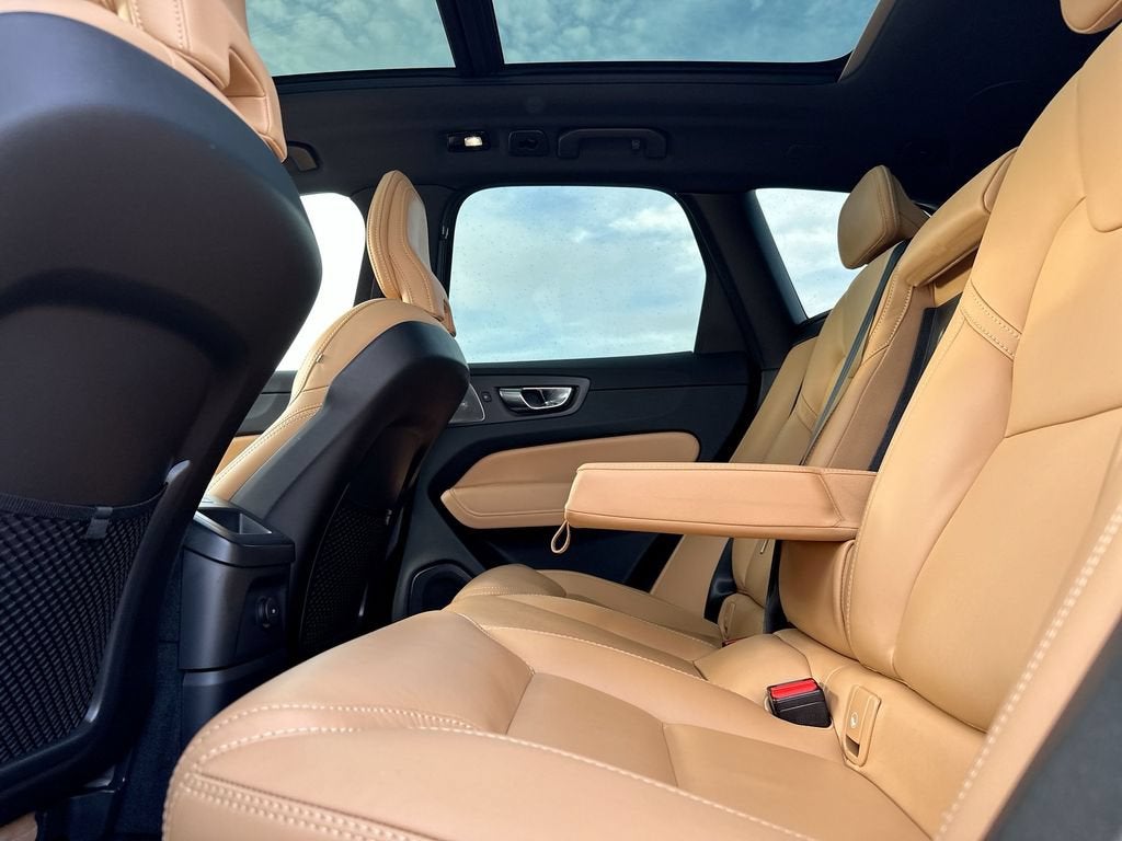 2023 Volvo XC60 Recharge Plug-In Hyb Ultimate Dark Theme
