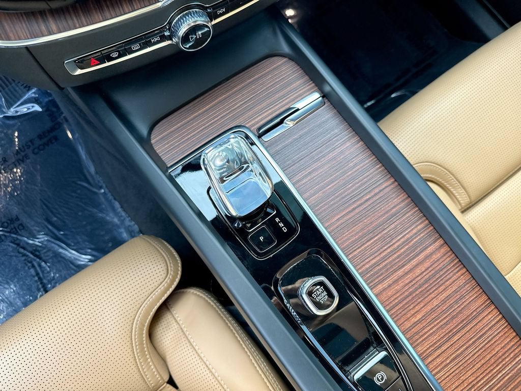 2023 Volvo XC60 Recharge Plug-In Hyb Ultimate Dark Theme