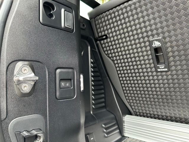 2023 Land Rover Defender 90 V8