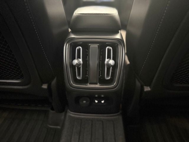 2025 Volvo XC40 B5 Core