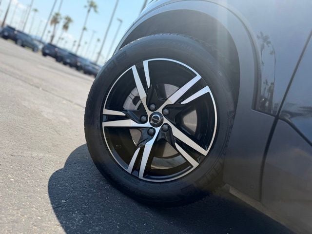 2025 Volvo XC40 B5 Core